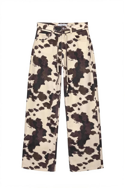Damen Straight Leg Jeans mit Kuhmuster als kompletter modischer Look getragen