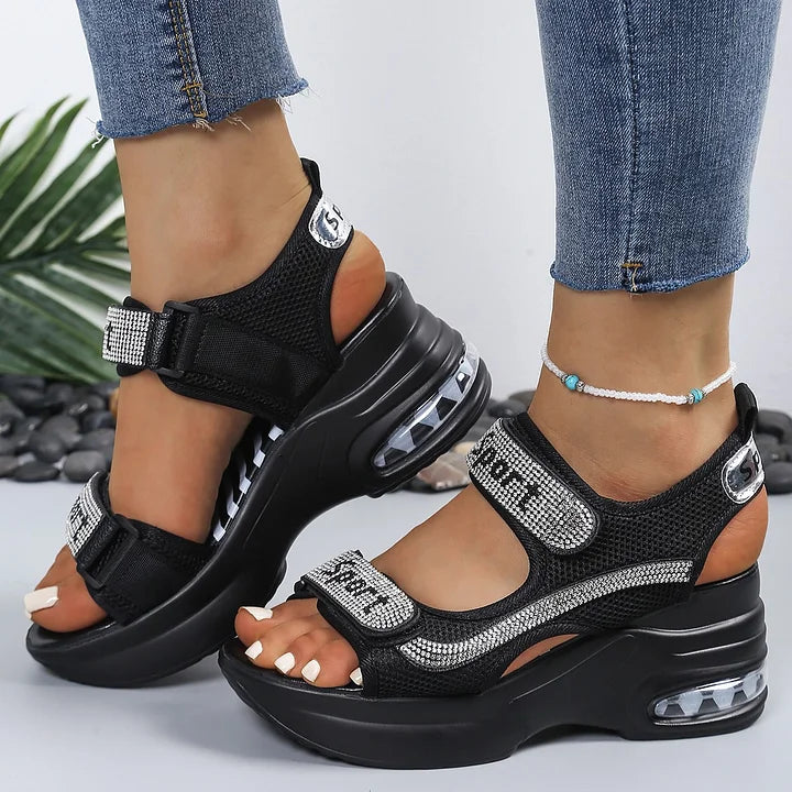 Damen Plateau Sandalen mit glitzernden Riemen in Schrägansicht