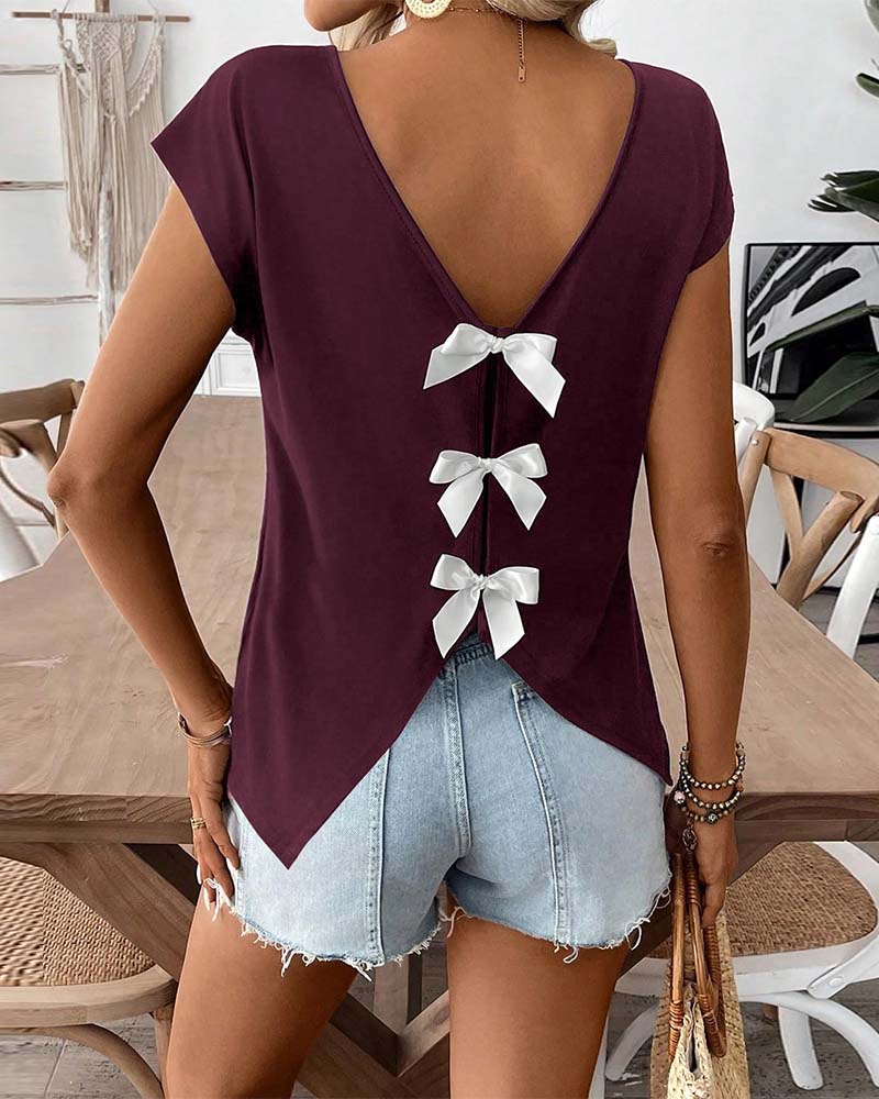 Damen T-Shirt mit V-Ausschnitt in leicht schräger Vorderansicht