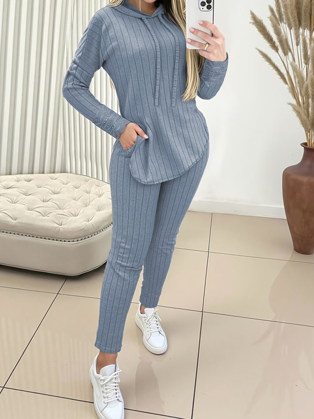 Zweiteiliges Strickset mit Kapuzenpullover und Hose für Damen