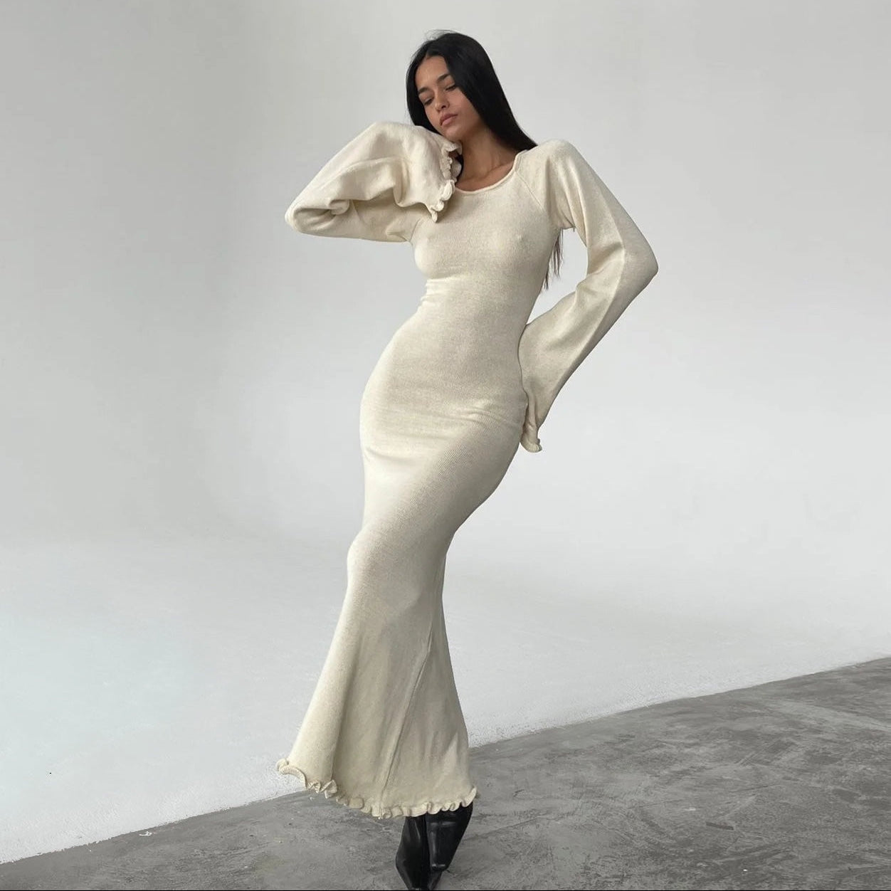 Elfenbeinfarbenes, wolkengestricktes Maxi-Kleid mit offenem Rücken