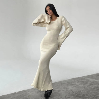 Elfenbeinfarbenes, wolkengestricktes Maxi-Kleid mit offenem Rücken