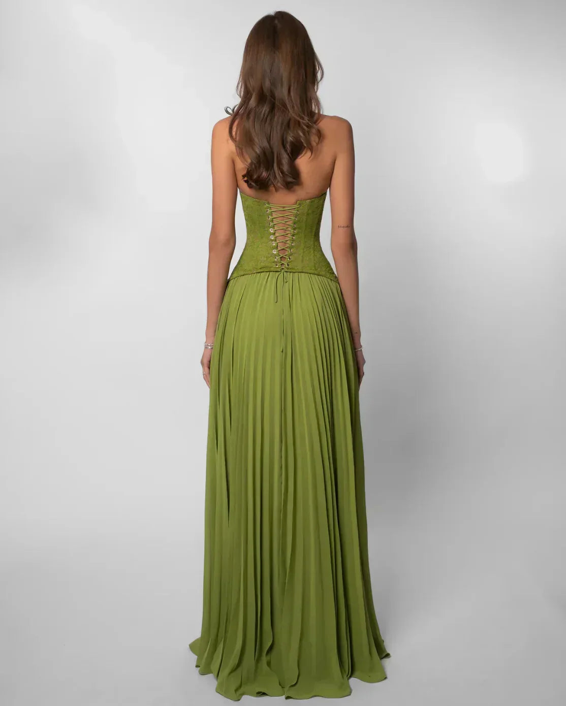 Fließendes Maxikleid in lebendigen Farben