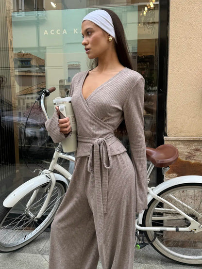 Grau Geripptes Strick-Crop-Top und Weite Hosen Set