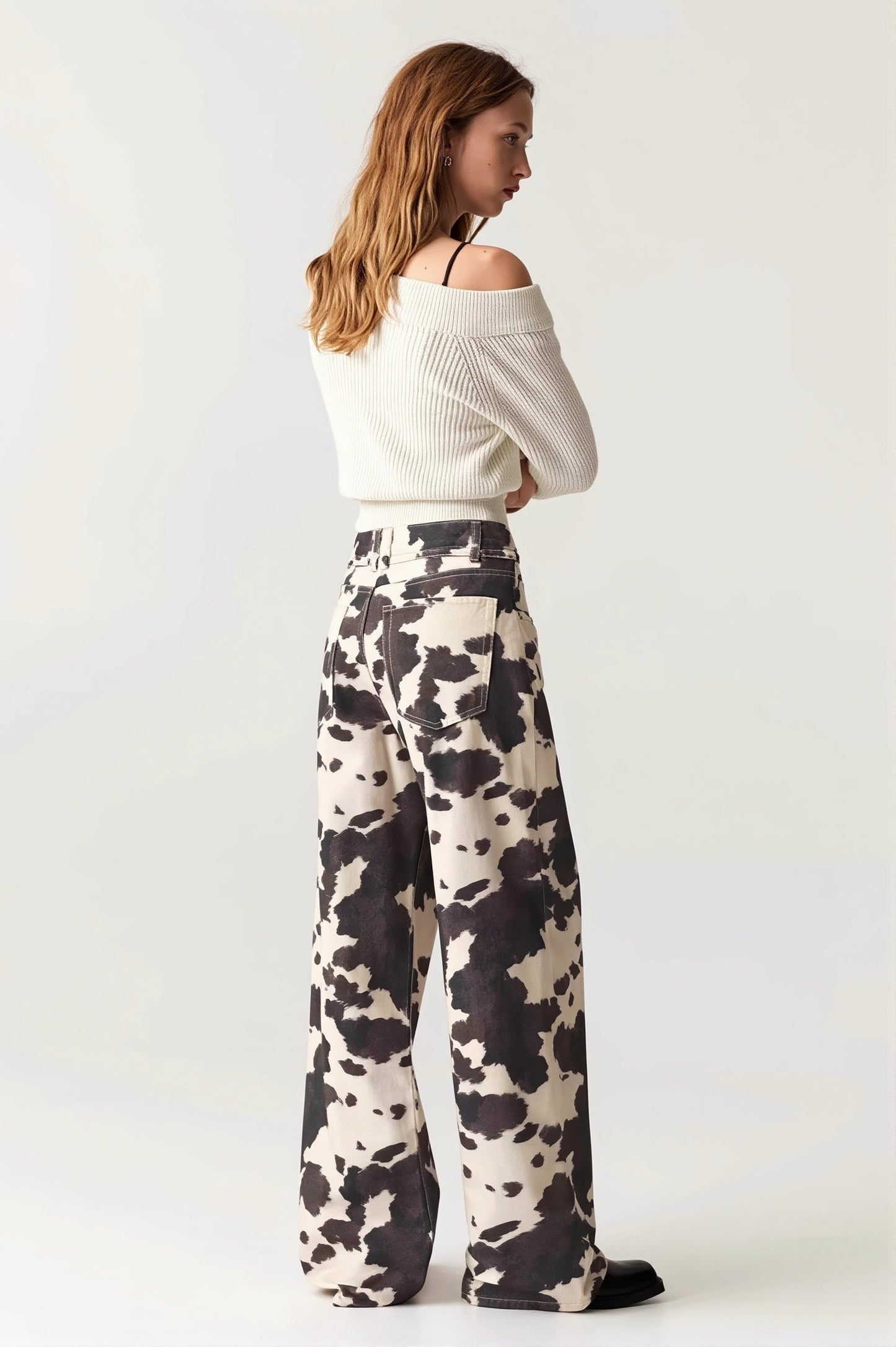 Straight Leg Jeans für Damen mit hohem Bund und Kuhmuster in Rückenansicht