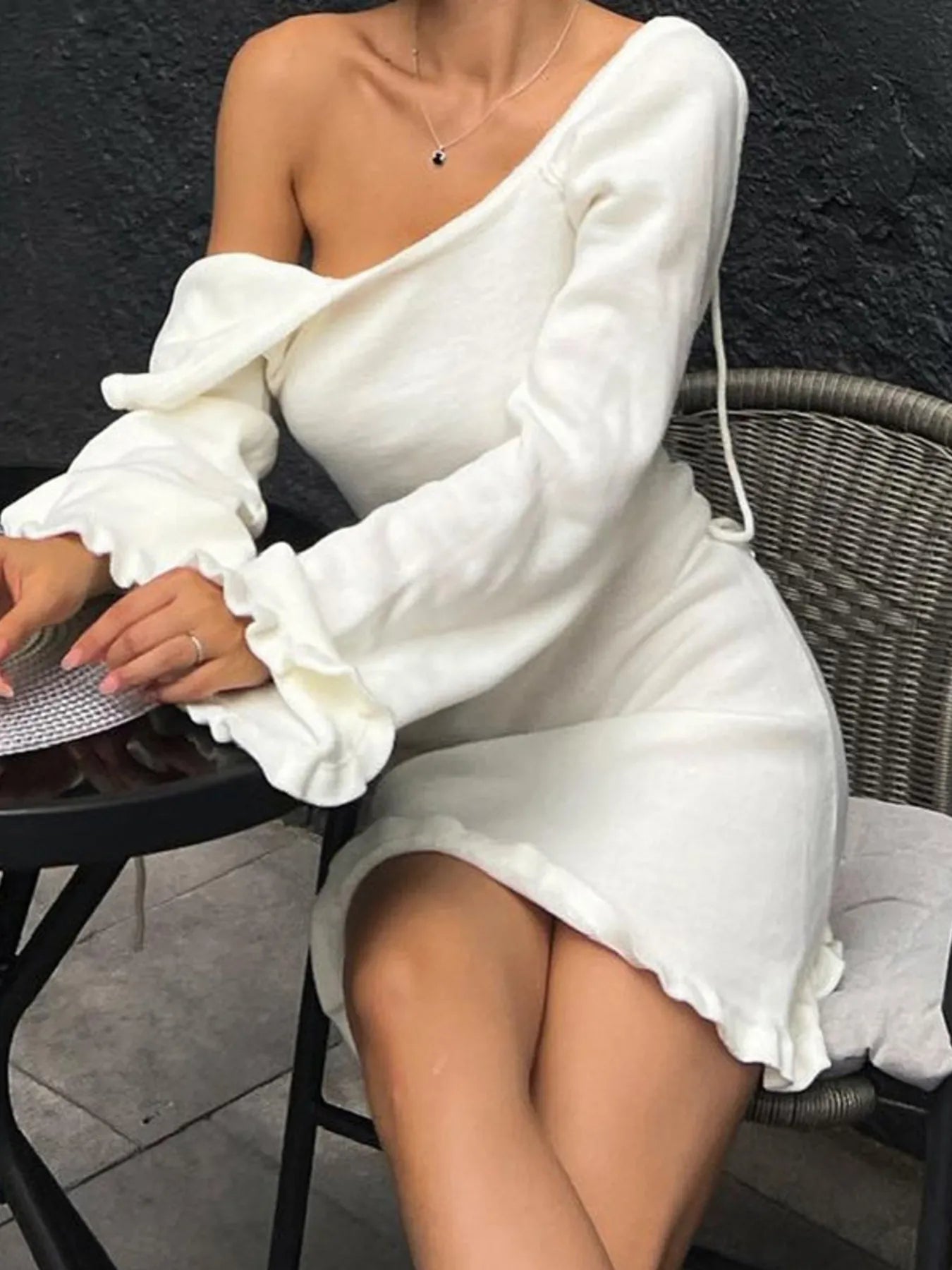 Langärmliges, rückenfreies Strickkleid