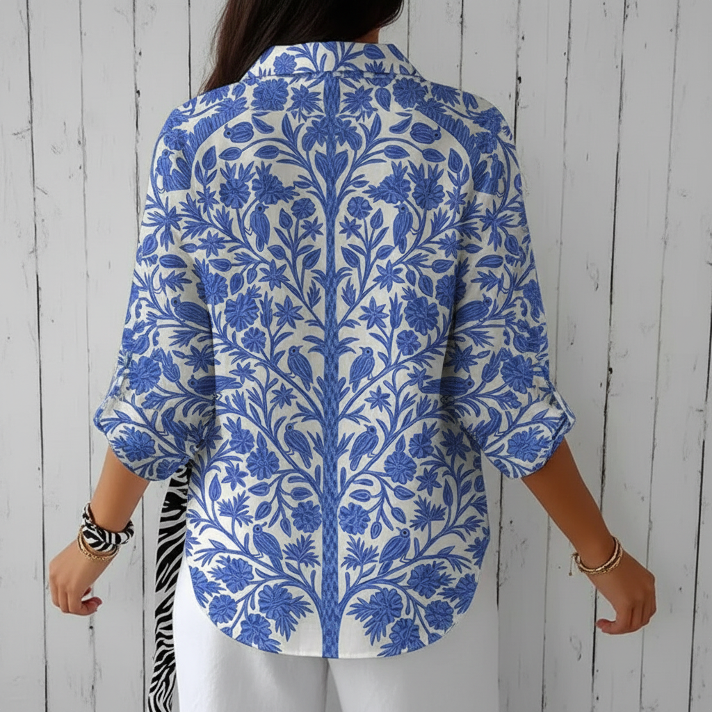 Damenbluse mit blauem Blumenmuster