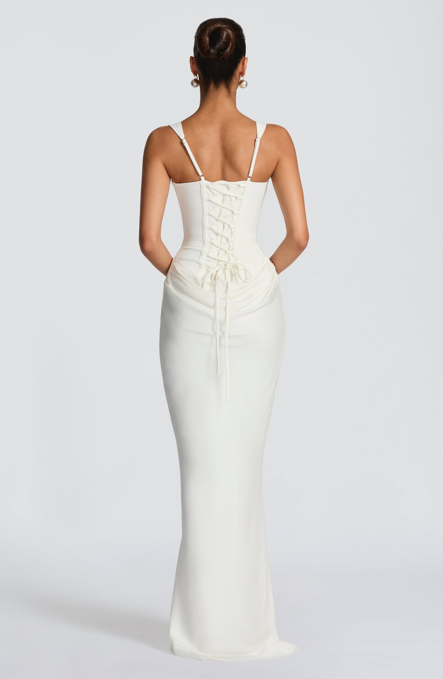 Maxikleid aus Krepp-Satin mit Wasserfallausschnitt und ärmellos
