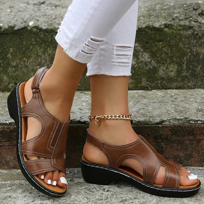 Rückansicht der sommerlichen Keilsandalen für Damen