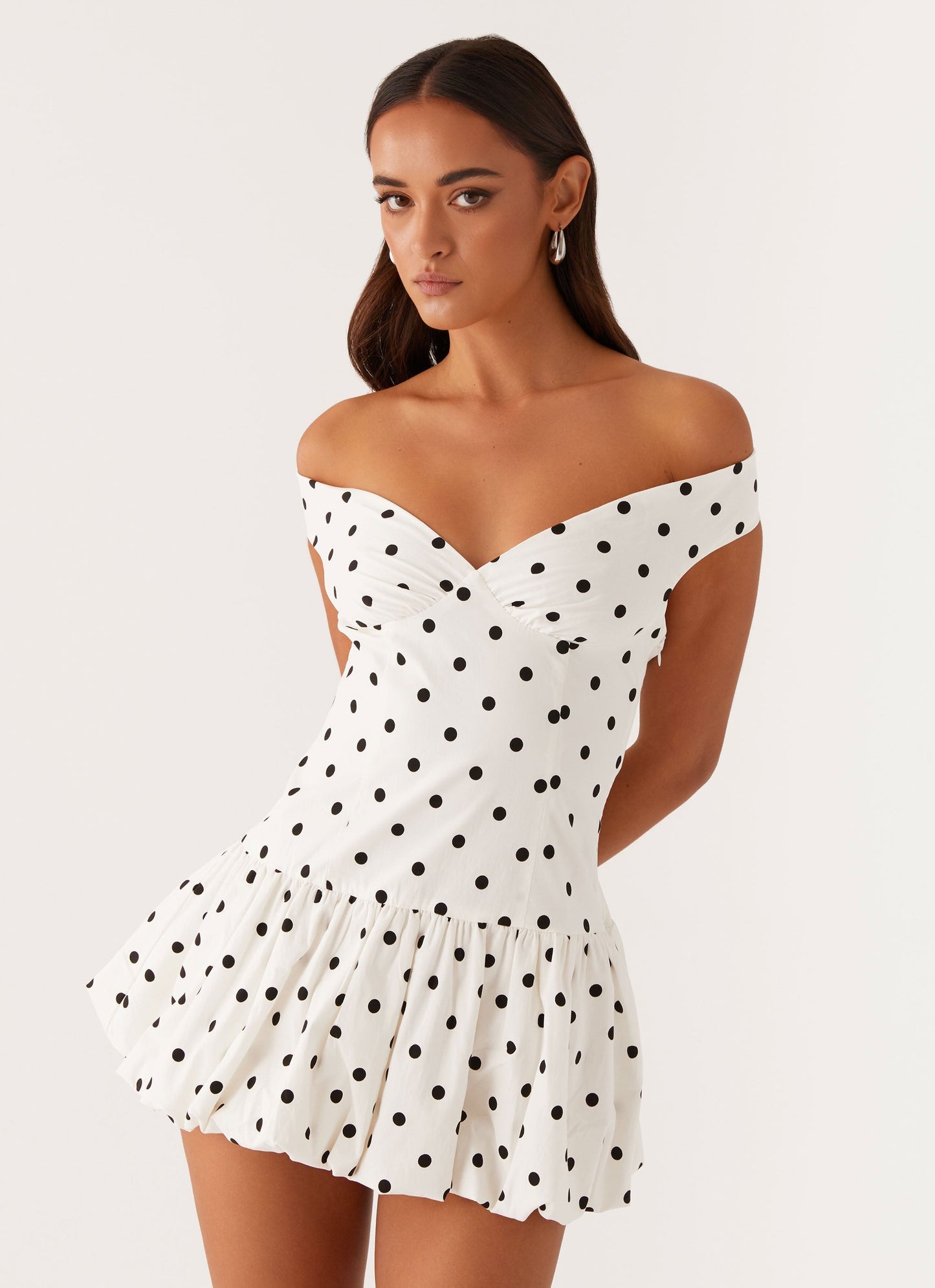 Baumwoll-Polka-Dot Carmen-Schulter Bubble Minikleid Weiß