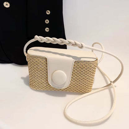 Geflochtene Strohtasche mit geflochtenem Henkel als Schultertasche