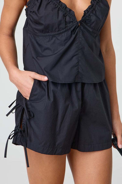 Rückseite der gestreiften Damen-Shorts mit hohem Bund