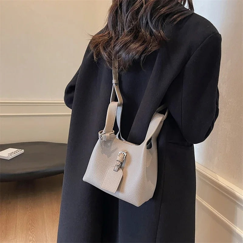 Vegane Leder Mini-Beuteltasche mit verstellbarem Riemen