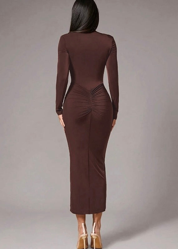 Eng anliegendes gerafftes Midikleid aus Polyester in Braun