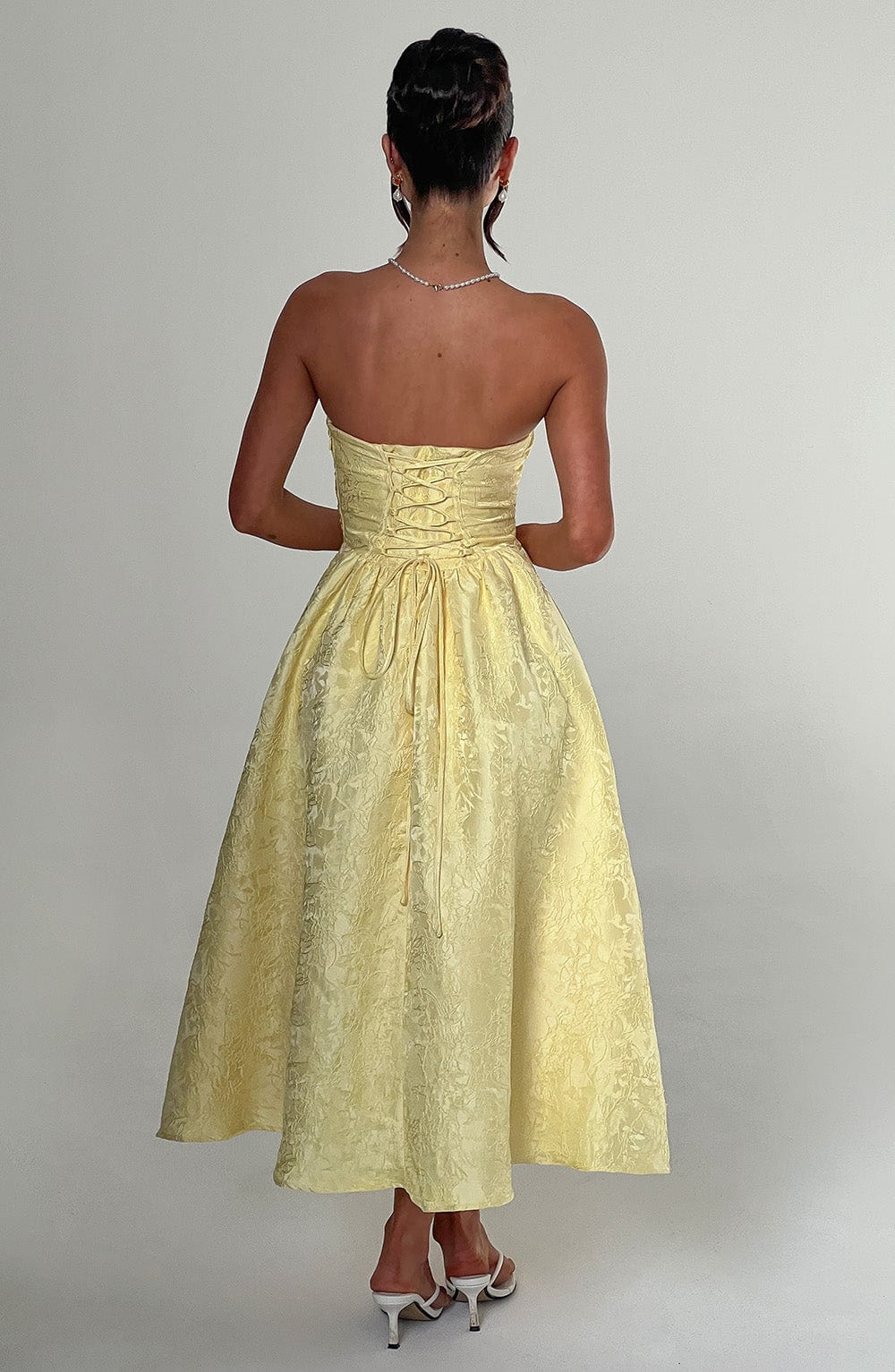 Blumiges Jacquard-Trägerloses Midikleid Zitrone