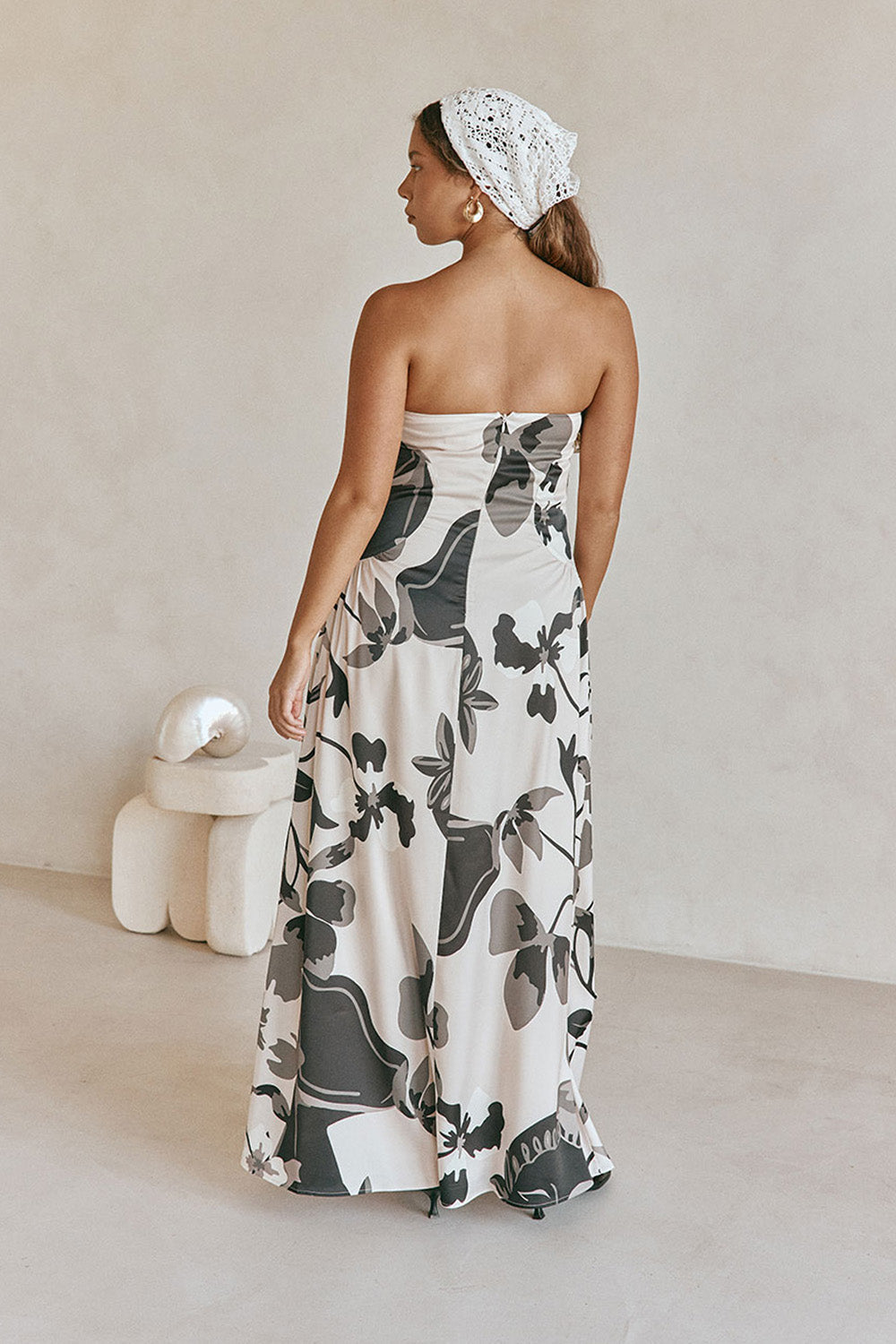 Nahaufnahme des Stoffes mit floralem Muster am Kleid