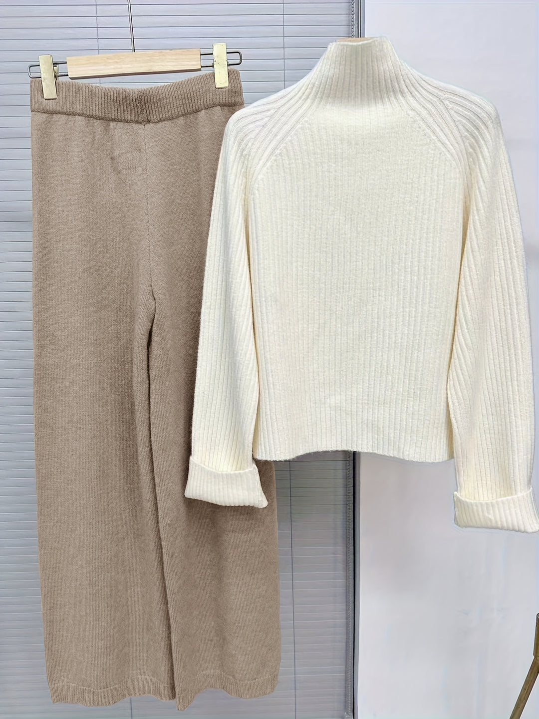 Zweiteiliges Strickset mit Rollkragenpullover und Hose für Damen