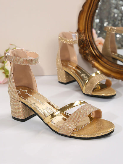 Seitenansicht der Damen Sandalen mit offenem Zehenbereich und verstellbarem Knöchelriemen