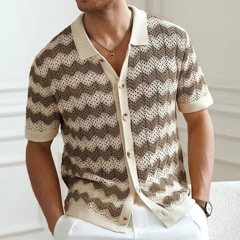 Detailansicht des offenen Kragens am Herren-Strickhemd mit Retro-Charme