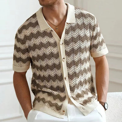 Detailansicht des offenen Kragens am Herren-Strickhemd mit Retro-Charme