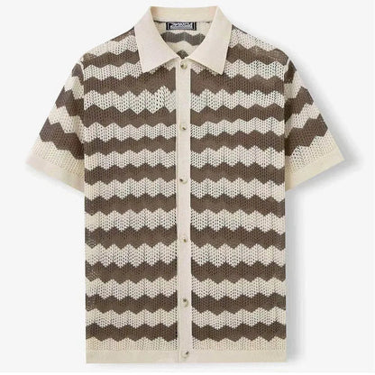 Nahaufnahme des Chevron-Strickmusters am Herrenhemd