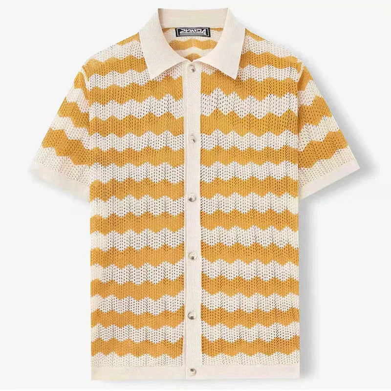 Herren-Strickhemd mit offenem Kragen als lässiger Sommerlook getragen