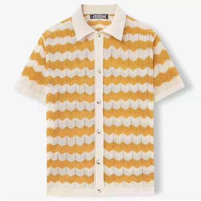 Herren-Strickhemd mit offenem Kragen als lässiger Sommerlook getragen