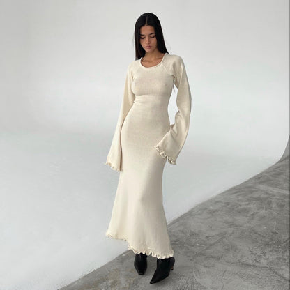 Elfenbeinfarbenes, wolkengestricktes Maxi-Kleid mit offenem Rücken