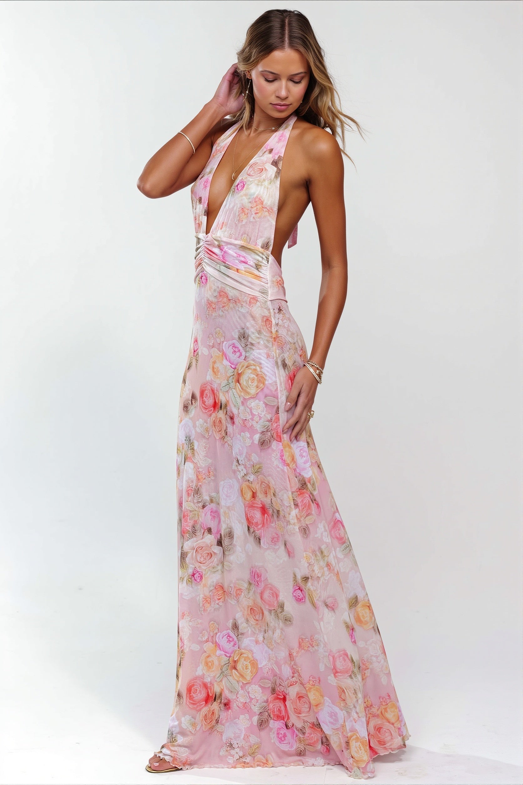 Seitliche Ansicht des Maxikleids mit Halterneck und Allover-Print