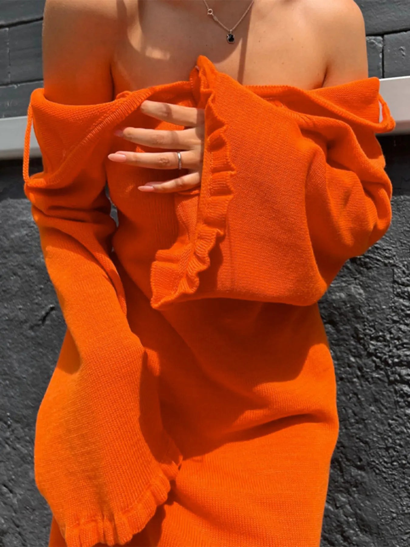 Langärmliges, rückenfreies Strickkleid