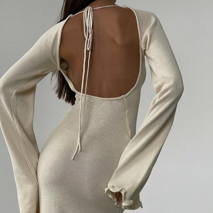 Elfenbeinfarbenes, wolkengestricktes Maxi-Kleid mit offenem Rücken