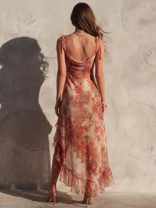 Asymmetrisches Kleid mit Blumenmuster, Rüschen und Seitenschlitz