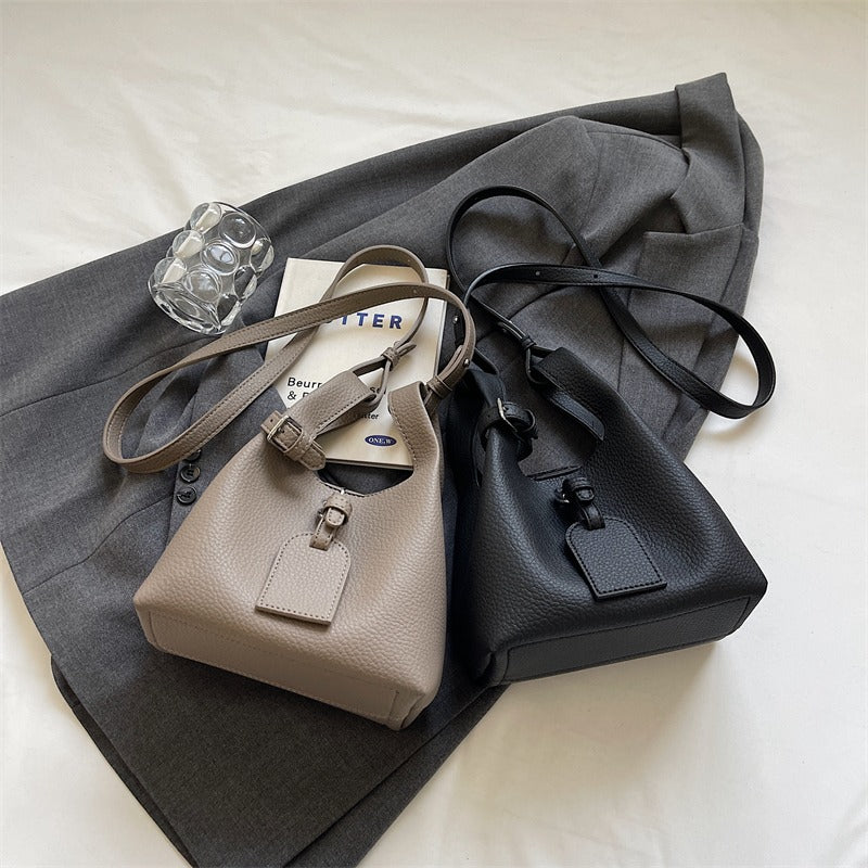 Vegane Leder Mini-Beuteltasche mit verstellbarem Riemen