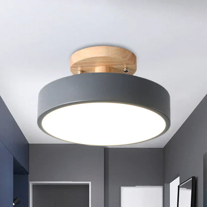 Skandinavische LED-Deckenlampe mit Holzdetails & modernen Farboptionen