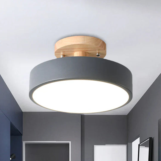 Skandinavische LED-Deckenlampe mit Holzdetails & modernen Farboptionen