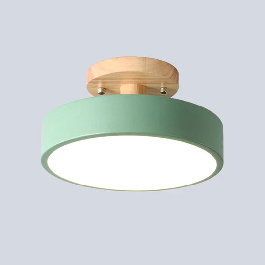 Skandinavische LED-Deckenlampe mit Holzdetails & modernen Farboptionen