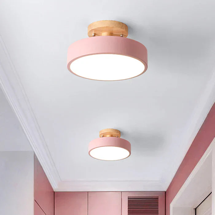 Skandinavische LED-Deckenlampe mit Holzdetails & modernen Farboptionen