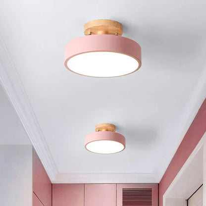 Skandinavische LED-Deckenlampe mit Holzdetails & modernen Farboptionen