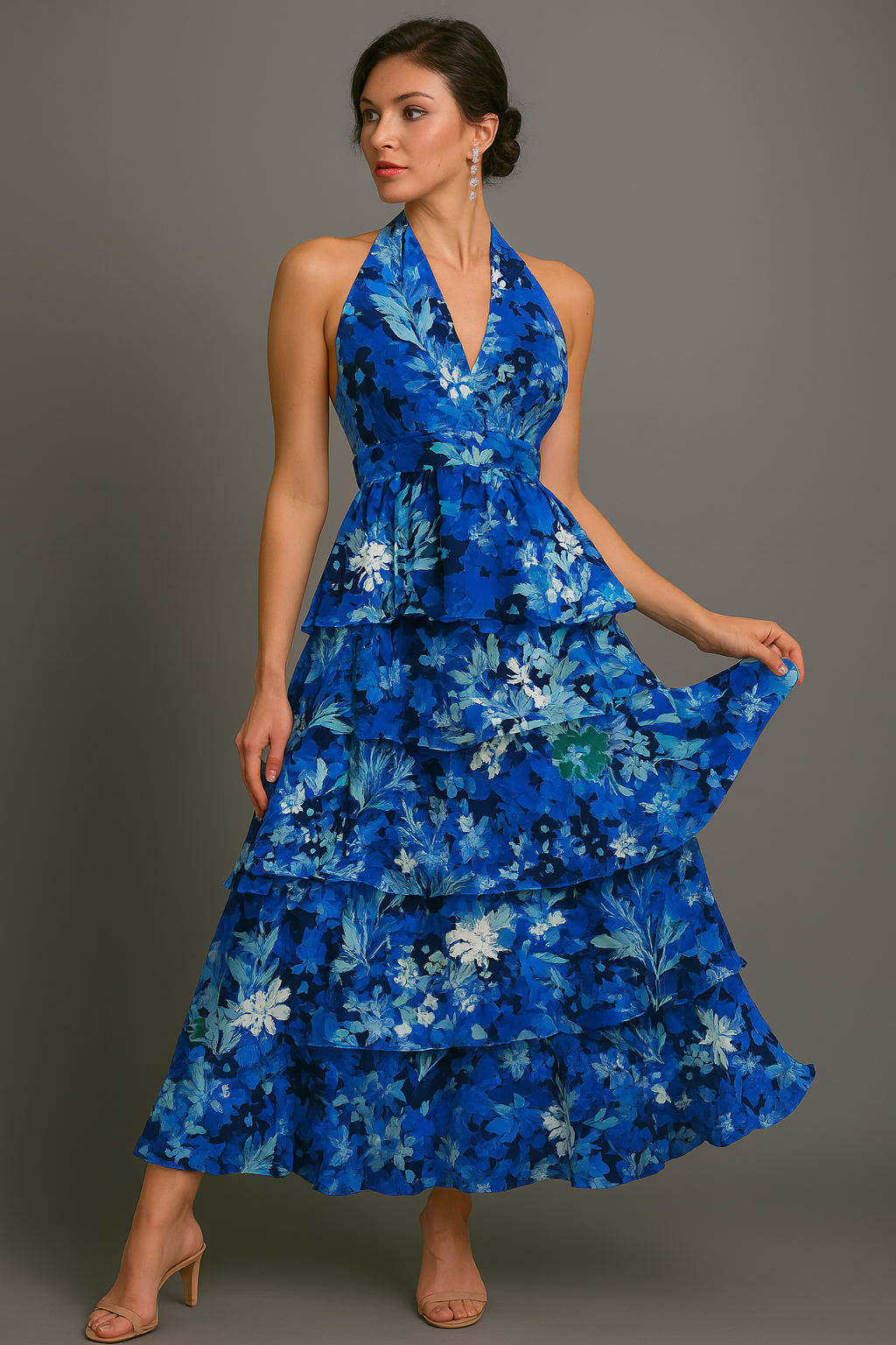 Maxikleid mit Neckholder, gestuftem Blumenmuster, Rüschen und Taillendetail