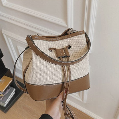Canvas-Eimer-Tasche mit veganem Lederbesatz und Kordelverschluss