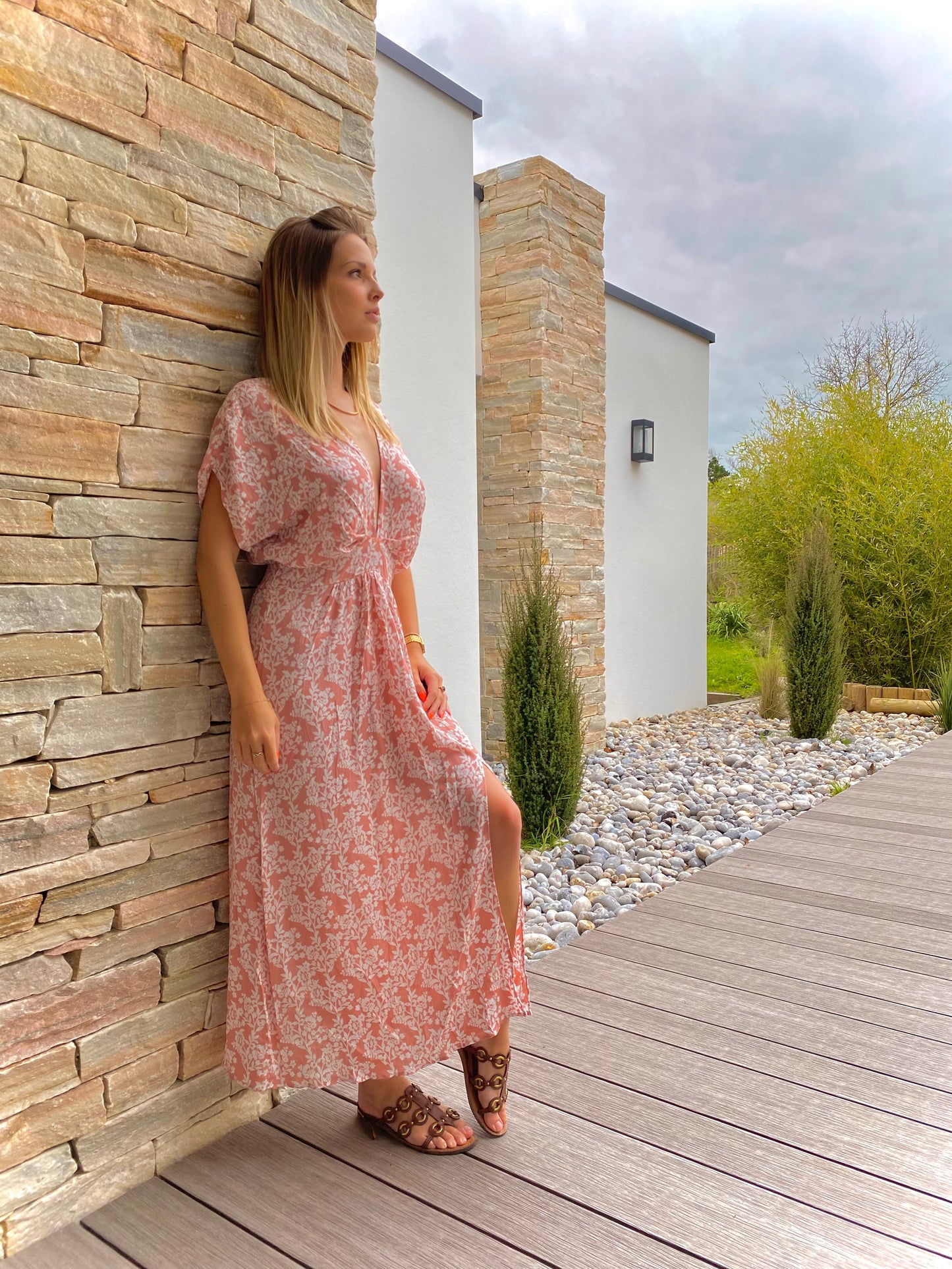 Puderrosa Boho Maxi-Kleid mit Schlitz