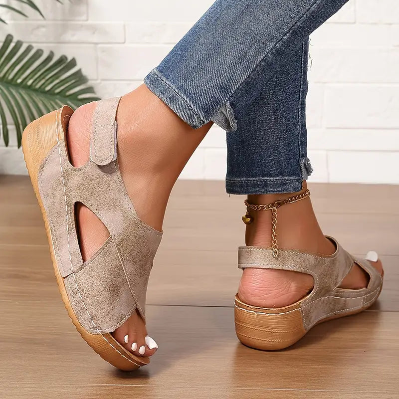 Damen-Keilsandaletten als stilvolle Sommerschuhe im Detail