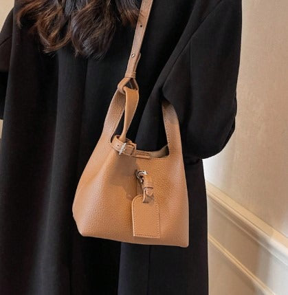 Vegane Leder Mini-Beuteltasche mit verstellbarem Riemen