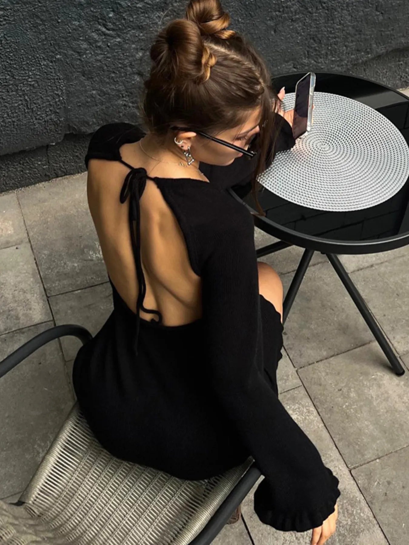 Langärmliges, rückenfreies Strickkleid