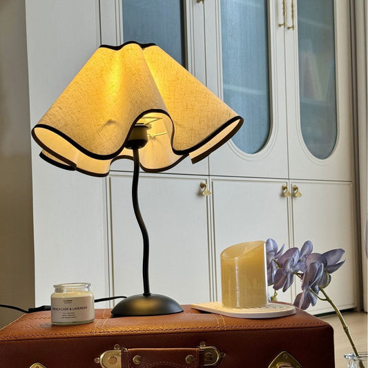Tischlampe in Blütenblattform Nachttischlampe