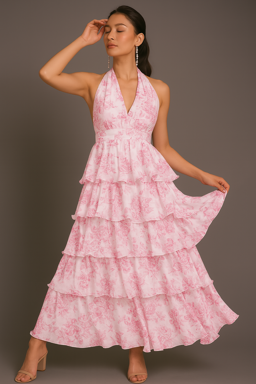 Maxikleid mit Neckholder, gestuftem Blumenmuster, Rüschen und Taillendetail