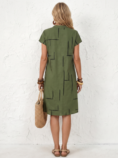 Leichtes Kleid mit abstraktem Druck und geradem Schnitt