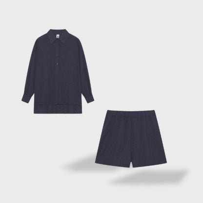 Sommerliches Damen Blusenset in stilvoller Präsentation auf Model
