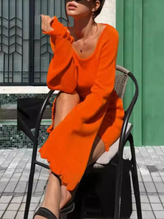 Langärmliges, rückenfreies Strickkleid