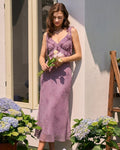 Fliederfarbenes Midi-Kleid mit Blumenmuster, Rüschen und Bindeträgern